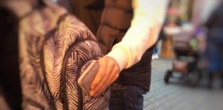 Taschendiebstahl: Wem sind die Mädchen aufgefallen?
