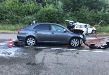 Unfall: Viel Blechschaden und zwei Verletzte