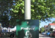 Stadtbildpflege bringt Hundekotbeutelspender vor Kita Mini Max an