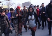 Performance der Künstlerin – Kubra Khademi im mpk