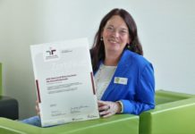 Ehrung: AOK erhält erneut Prädikat für Vereinbarkeitszertifikat