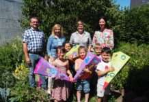 Ökologieprogramm bastelt Schultüten für Kita-Kinder – Übergabe in der Kita Mobile