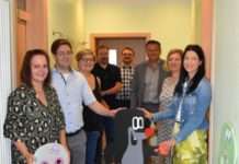 Kreativer Wandschmuck für die Kita Lummerland – Städtisches Ökologieprogramm überreicht tierische Wandtafeln