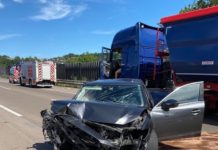 PKW kollidiert mit Sattelzügen…
