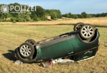 Auto landet auf dem Dach – Totalschaden