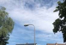 Straßenlaterne angefahren und geflüchtet – Zeugen gesucht!