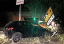 Unfallauto hängt fest – Fahrer flüchtet