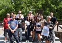 Jugendliche pflegen Kriegsgräber auf dem Hauptfriedhof