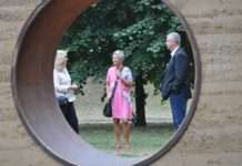 Bürgermeisterin Beate Kimmel besichtigte auf dem Campus der Hochschule eine Lehmskulptur