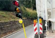 Ampel beschädigt und weitergefahren