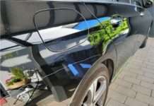 Fußgänger tritt gegen haltendes Auto – Zeugen gesucht!