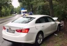 Unfall: Frontal gegen Baum gefahren – Schaden von min. 10.000 Euro