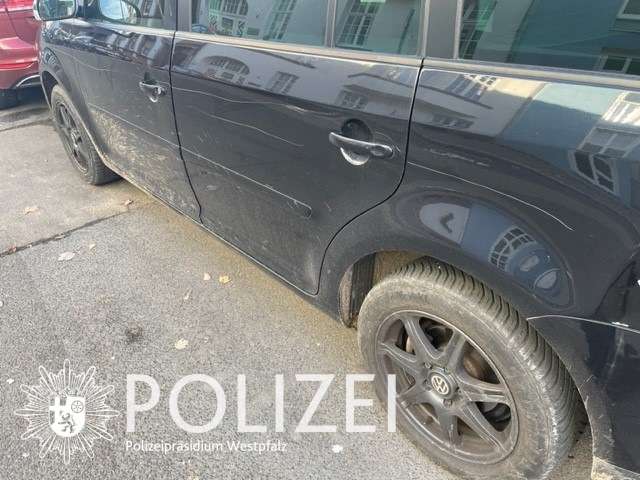 Die zerkratzte Fahrerseite des Autos.