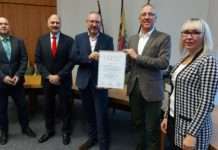 Sparkasse Kaiserslautern übergibt Stiftungsurkunde an Bruchmühlbach-Miesau