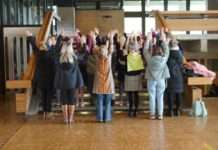 Grundschulkinder präsentieren ihre Werke im Foyer des Rathauses