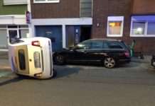 Fahrzeug bleibt nach Unfall auf der Seite liegen