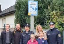 Gelbe Füße und eine Elternhaltestelle weisen den Weg