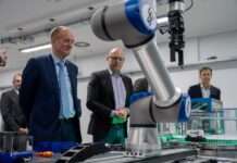 Der niederländische Botschafter besucht die SmartFactory-KL