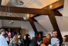 Erster Kleider-Flohmarkt im Jugendzentrum – Einlassstopp und lange Schlange an der Kasse