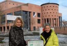 Schilder appellieren an Hundehalterinnen und Hundehalter