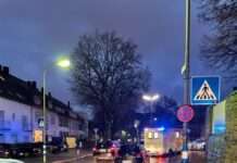 Jugendliche im Bereich eines Zebrastreifens angefahren