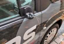 Zeugen gesucht: Wer hat den Spiegel abgerissen?