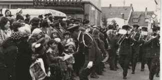 „handshake“ – Ausstellung des Docu Centers Ramstein in der Pfalzbibliothek