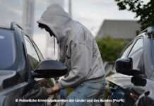 Langfinger dringen in Auto ein – Zeugen gesucht!