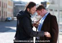 Anrempeltrick: Taschendiebe greifen unbemerkt zu