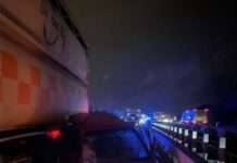 PKW zwischen LKW und Leitplanke eingeklemmt…