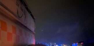 PKW zwischen LKW und Leitplanke eingeklemmt…