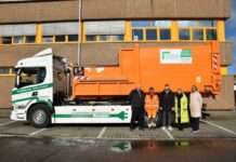 Elektrischer Abrollkipper für den Containerdienst – Stadtbildpflege nimmt ersten Elektro-Lkw in Betrieb