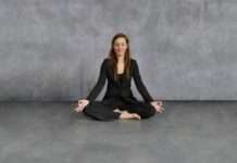 Yoga im Museum – Asanas im Gegenüber mit einem Kunstwerk im mpk