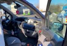 Völlig ungesichertes Kleinkind in Auto