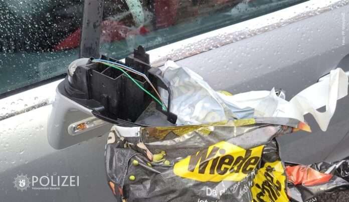 pol-ppwp-au-enspiegel-demoliert