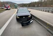 Von Sattelzug in Leitplanke gedrückt…