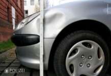 Blauer Pkw gesucht! Sachschaden ca. 800 Euro