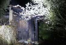 Holzschuppen steht in Flammen in der Nacht von Samstag auf Sonntag
