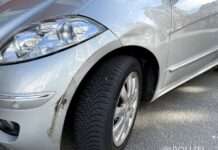 Weißer Pkw verursacht Unfall und flüchtet – Zeugen gesucht!