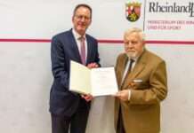 Minister Ebling zeichnet Horst Schöttler mit Verdienstkreuz aus