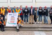 Rathausteam bei Lautrer Kehrwoche – Mitarbeitende räumen in ihrer Freizeit rund ums Rathaus auf