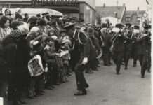 „handshake“ wird verlängert – Ausstellung des Docu Centers Ramstein in der Pfalzbibliothek