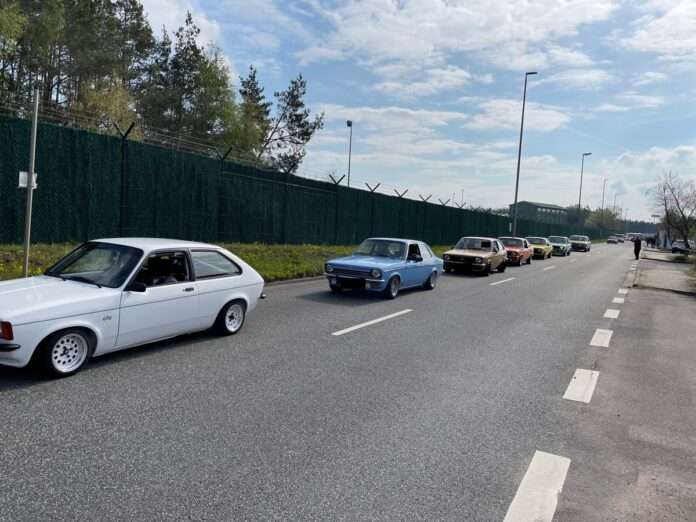 Opel-Freunde auf der Anfahrt zum Treffen