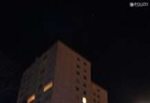 Feuer auf Balkon eines Hochhauses