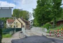 Mobile Brücke über den Eselsbach errichtet