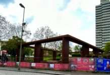 Überdimensionaler Geschichts- und Reiseführer