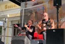 Lockere Konzertatmosphäre in der Innenstadt