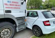 Lkw schiebt Pkw vor sich her