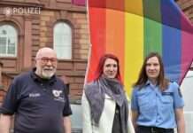 Polizei setzt Zeichen und hisst Regenbogenfahne