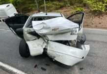 Verletzte Personen und Totalschaden bei Verkehrsunfall